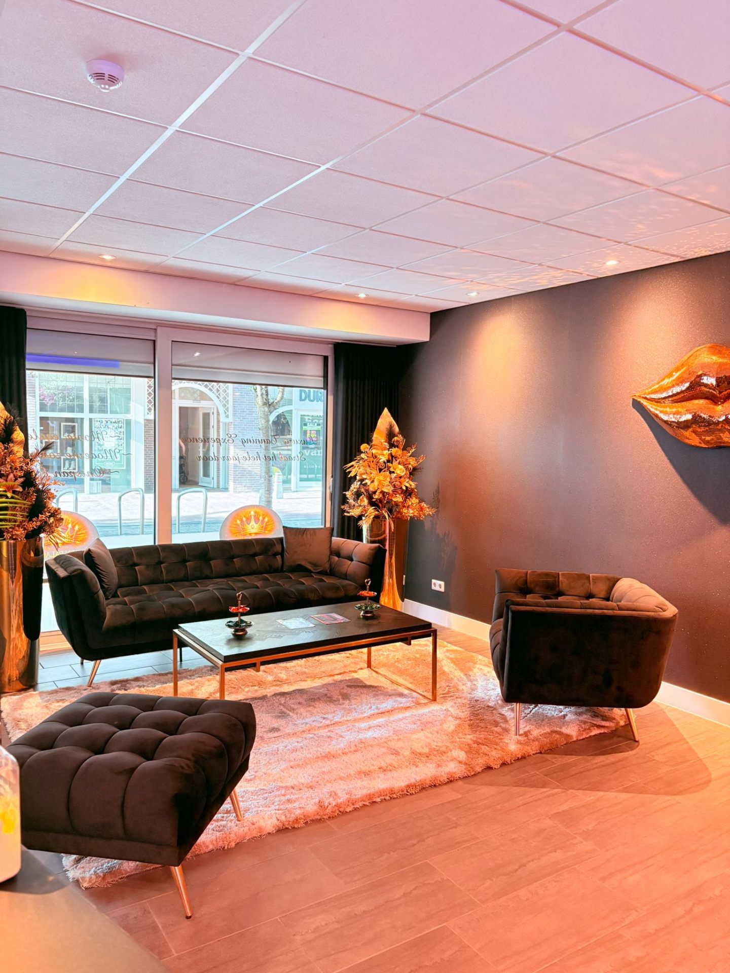 Luxe lounge met fluwelen banken en gouden accenten in Golden Palace Tan Wijchen